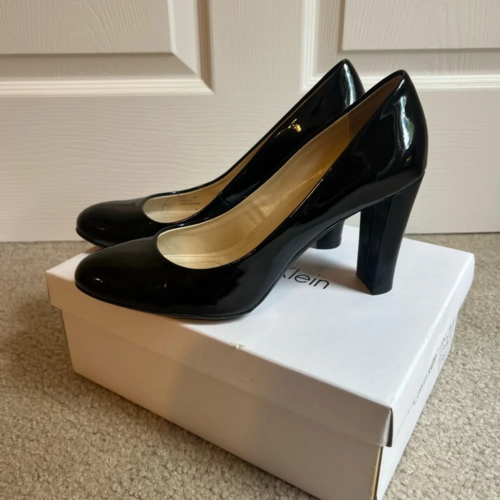 Calvin Klein Chunky Patent 4” Heels “Olive” - Picture 2 of 8
